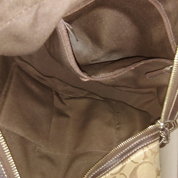 Beautiful and immaculate Coach Handbag!! ❤ - Picture 5 of 8